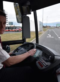 Na pražské letiště bude cestující na zkoušku vozit nejdelší autobus v Česku