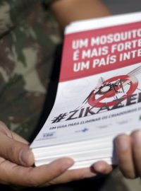 Brazilští vojáci budou rozdávat informační letáky. Akce je zaměřená na prevenci šíření nebezpečných nemocí