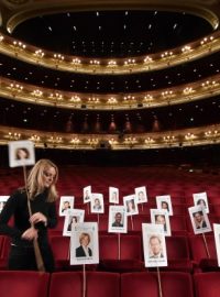 Fotografie potvrzených účastníků předávání cen BAFTA uvnitř Královské opery v Londýně