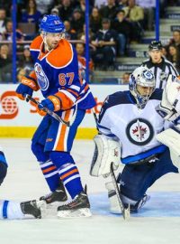 Ondřej Pavelec při svém návratu do branky vychytal Edmonton