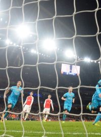 Útočník Barcelony Lionel Messi slaví druhý gól proti Arsenalu s Petrem Čechem v brance