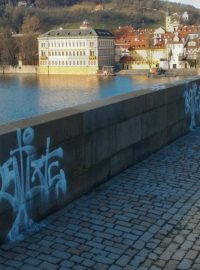 Neznámý vandal posprejoval Karlův most