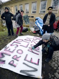 Solidární pochod za zachování centra Klinika v pražské Jeseniově ulici