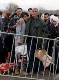 Uprchlíci čekají u hraničního přechodu Idomeni na řecko-makedonské hranici