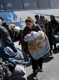 Uprchlíci v řeckém přístavu Pireus nastupují do autobusů mířících k řecko-makedonské hranici