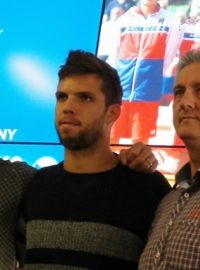 Tenista Jiří Veselý (uprostřed) s Lukášem Rosolem a trenérem Jaroslavem Navrátilem před odjezdem na fedcupové utkání v Německu