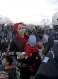 Běženci čekají u vesnice Idomeni na otevření hranice do Makedonie