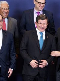 Turecký premiér Ahmet Davutoglu s francouzským prezidentem Francoisem Hollandem, portugalským premiérem Antoniem Costou, finským premiérem Juhou Sipilou a předsedou Evropské rady Donaldem Tuskem během summitu EU