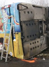 Nehoda autobusu u Panenského Týnce
