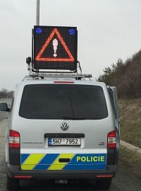 Dopravní policii v Královéhradeckém kraji pomáhají na autech speciální světelné informační panely