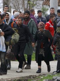 Makedonští vojáci eskortovali migranty po překročení státní hranice