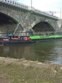 Česká nákladní loď uvízla v Drážďanech pod jedním z mostů