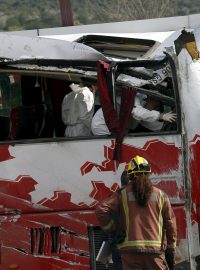 Při nehodě autobusu ve Španělsku zemřelo nejméně 13 lidí
