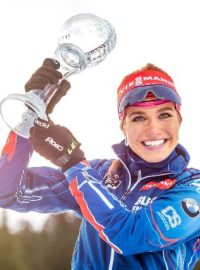 Gabriela Soukalová s trofejí za vítězství v hodnocení sprintu