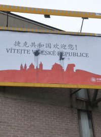 Barvou poškozený billboard na Evropské třídě