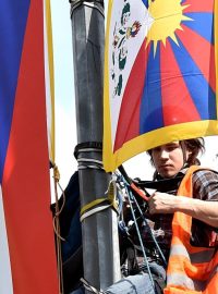 Aktivisté vyměnili na Evropské třídě několik čínských vlajek za tibetské