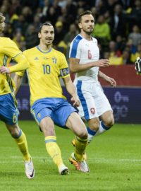 Zlatan Ibrahimović při jedné z útočných akcí Švédska
