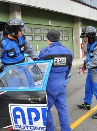 Ve vytrvalostní sérii Le Mans se jezdci střídají, hlavní je dojet a nezničit na trati auto