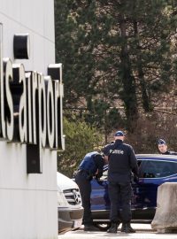 Policie kontroluje cestující už při příjezdu k letišti Zaventem