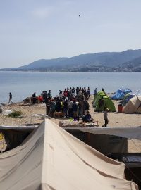 Pákistánci pobývající v ilegálním táboře na řeckém ostrově Lesbos