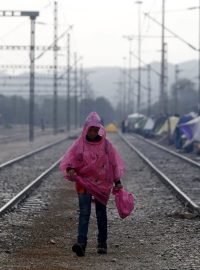 Na polích a železniční trati v blízkosti řecko-makedonské hranice už měsíce stanuje téměř 13 tisíc lidí