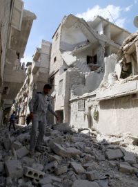 Obyvatelé Aleppa obhlížejí škody leteckém útoku (ilustrační foto)