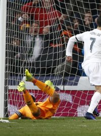 Cristiano Ronaldo střílí ve čtvrtfinálové odvetě Ligy mistrů úvodní gól do sítě Wolfsburgu