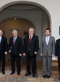 Zleva ministr obrany Stropnický, premiér Sobotka, předseda Senátu Štěch, prezident Zeman, předseda sněmovny Hamáček, ministr zahraničí Zaorálek a ministr průmyslu Mládek