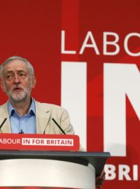 Lídr labouristů Jeremy Corbyn při projevu o britském členství v EU