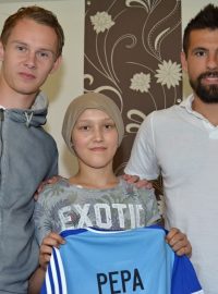 Třináctiletý fotbalista Mladé Boleslavi Josef Novotný s hráči Janem Chramostou (vlevo) a Milan Barošem (vpravo)