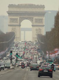 Pařížský bulvár Champs-Élysées. Pohled na Vítězný oblouk z Náměstí svornosti (Place de la Concorde)