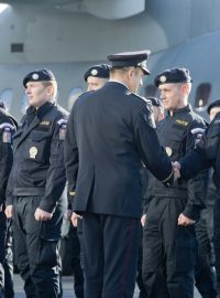 Policejní prezident Tomáš Tuhý (uprostřed) se loučí s českými policisty, kteří odletěli 29. dubna z pražského letiště v Kbelích na řecký ostrov Lesbos, kde se zapojí do programu evropské pohraniční agentury Frontex