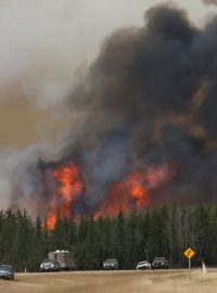 Kanadské úřady se obávají dalšího šíření požáru v Albertě. Pokračují evakuace