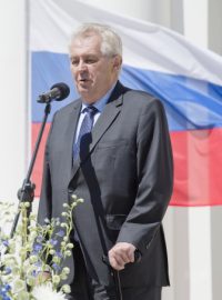 Recepce na ruském velvyslanectví se zúčastnil i prezident Miloš Zeman. Přednesl projev v ruštině