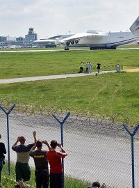 Největší nákladní letoun světa Antonov An-225 Mrija přiletěl na pražské Letiště Václava Havla