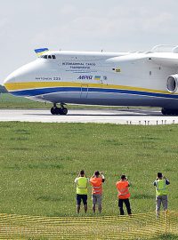 Největší nákladní letoun světa Antonov An-225 Mrija přiletěl na pražské Letiště Václava Havla (květen 2016)