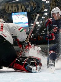 Auston Matthews z týmu Spojených států (vpravo) v zápase s Maďarskem na MS v Moskvě