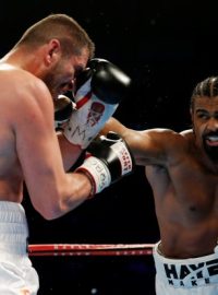 Boxer David Haye (vpravo) včera oslavil další výhru