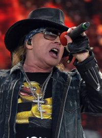 Zpěvák Axl Rose na koncertu AC/DC v Praze