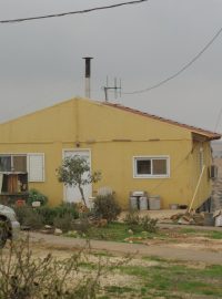 Osadníkům na rozdíl od sousední palestinské vesnice armáda domy neboří