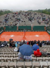 Letošní Roland Garros komplikuje déšť