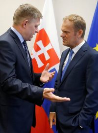 Slovenský premiér Robert Fico (vlevo) v rozhovoru se šéfem Evropské Rady Donaldem Tuskem