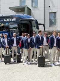 Čeští fotbalisté po příjezdu do hotelu v Tours