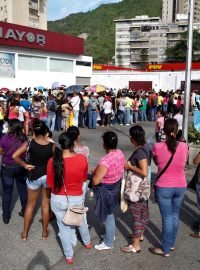 Lidé v Caracasu čekají ve frontě na potraviny