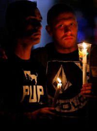 Oběti střelby Omara Mateena si připomínají i lidé v San Diegu v Kalifornii