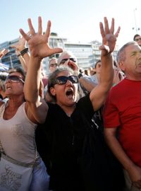 Demonstranti před řeckým parlamentem dávají najevo nespokojenost s kroky vládní strany Syriza