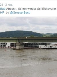 Uvízlá výletní loď na Dunaji