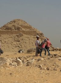 Dělníci před Nefarirkareovou pyramidou v Abúsíru
