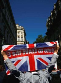 Zastánci brexitu slaví v ulicích Londýna výsledek hlasování o odchodu Británie z Evropské