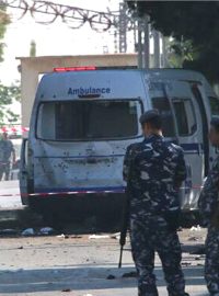 Libanonští policisté na místě sebevražedného útoku